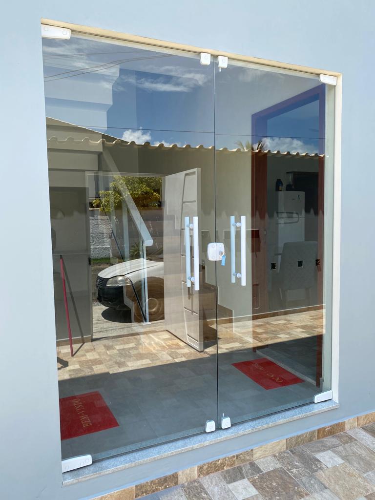 PORTA DE VIDRO PIVOTANTE COM PUXADOR H REDONDO