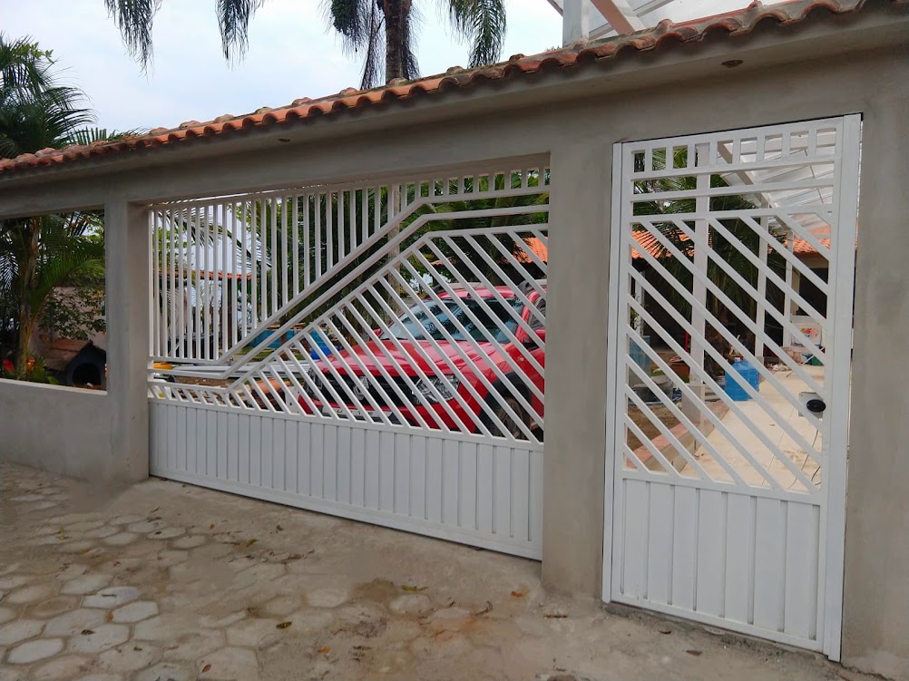 PORTÃO DESLIZANTE GRADEADO