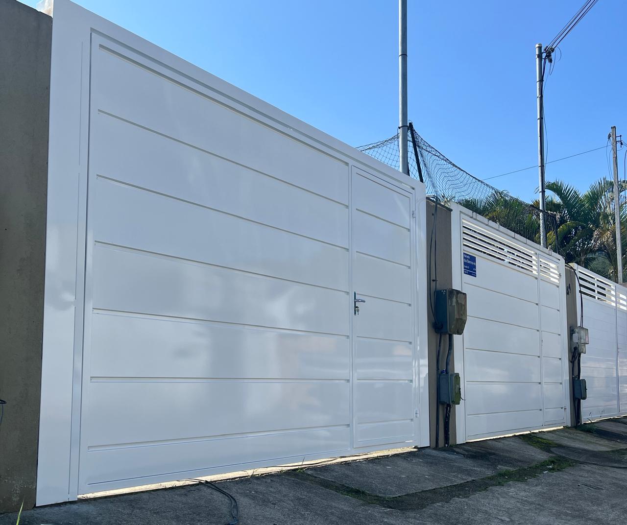 PORTÃO BASCULANTE INSTALADO NA RIBEIRA, ANGRA DOS REIS-RJ