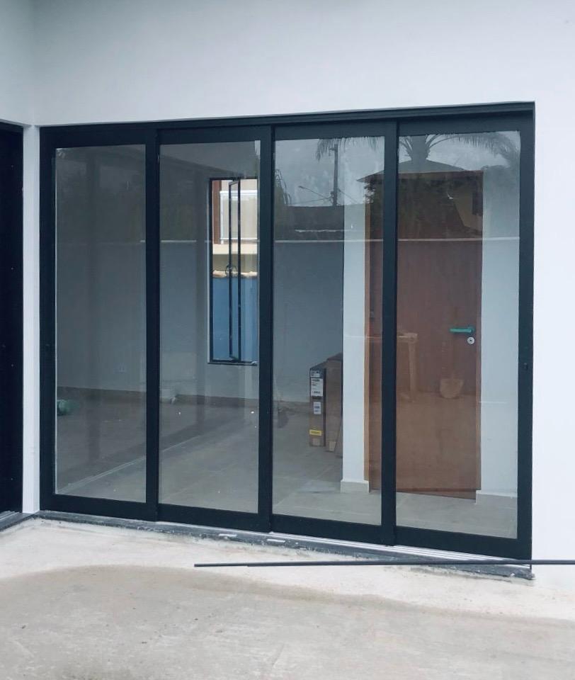 PORTA DE VIDRO EM PARATY